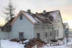 Taket på Esbensengården er ferdig reparert – og gården kan igjen tas i bruk