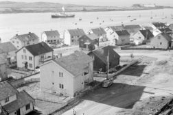 Byvandring i gjenreisningsbyen Vadsø.