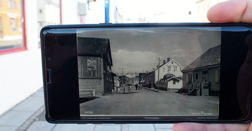 Mobiltelefon som viser et svart-hvittbilde av tollbugata i vadsø før krigen. Foto.