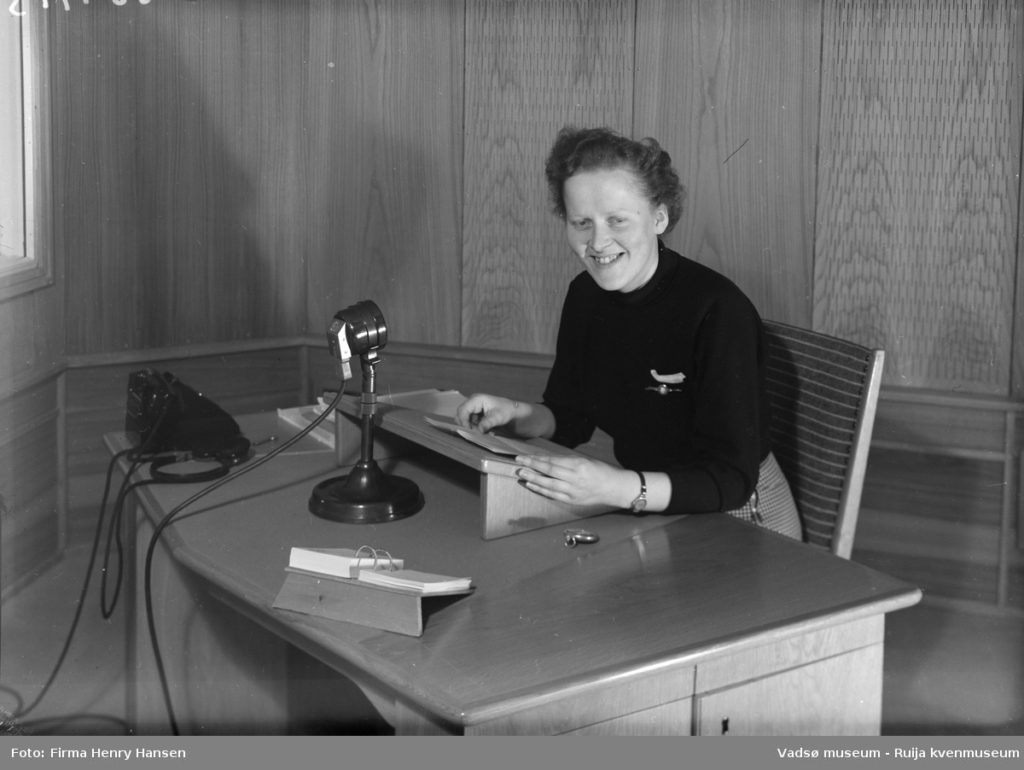 Programsekretær Anna Dahl Johnsen, her i studio i 1953, er en av de som vil bli trukket fram i utstillinga. Foto: Firma Henry Hansen/T.K samling/Varanger museum avd Vadsø museum - Ruija kvenmuseum.