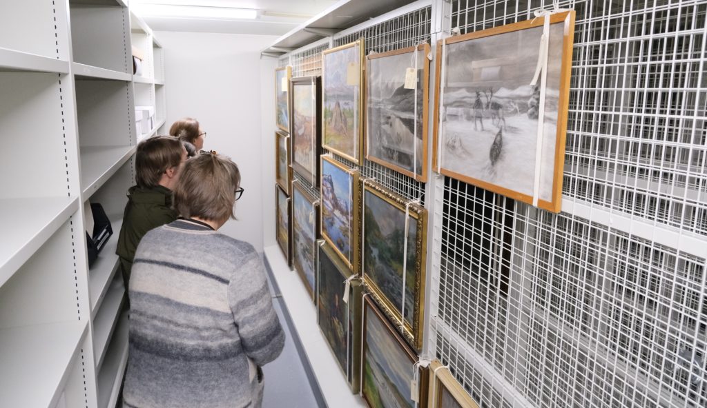 Fire personer står med ryggen til 